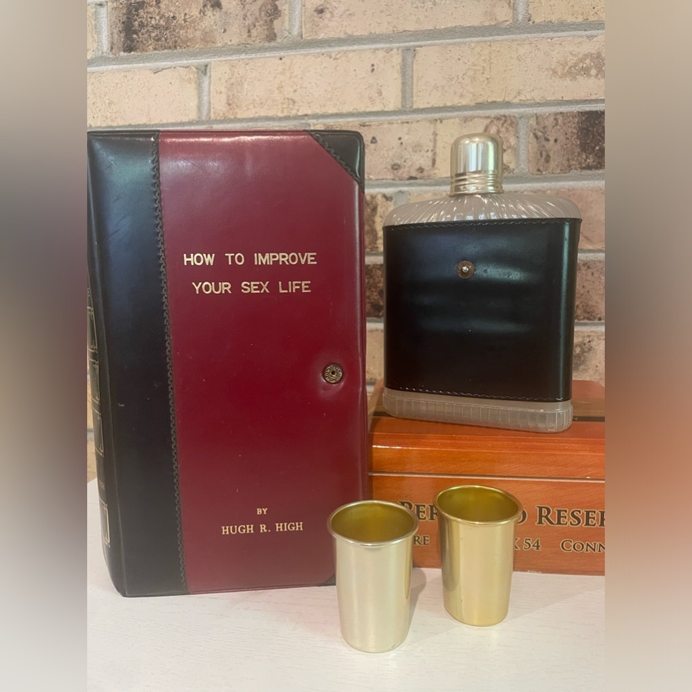 Faux book with shot glasses and flask, vintage from 1968